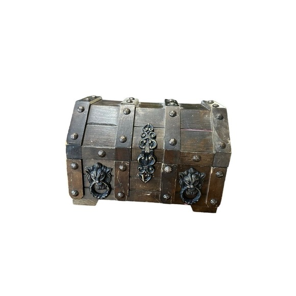 Vintage wooden treasure keepsake chest metal lion decor - Picture 1 of 11